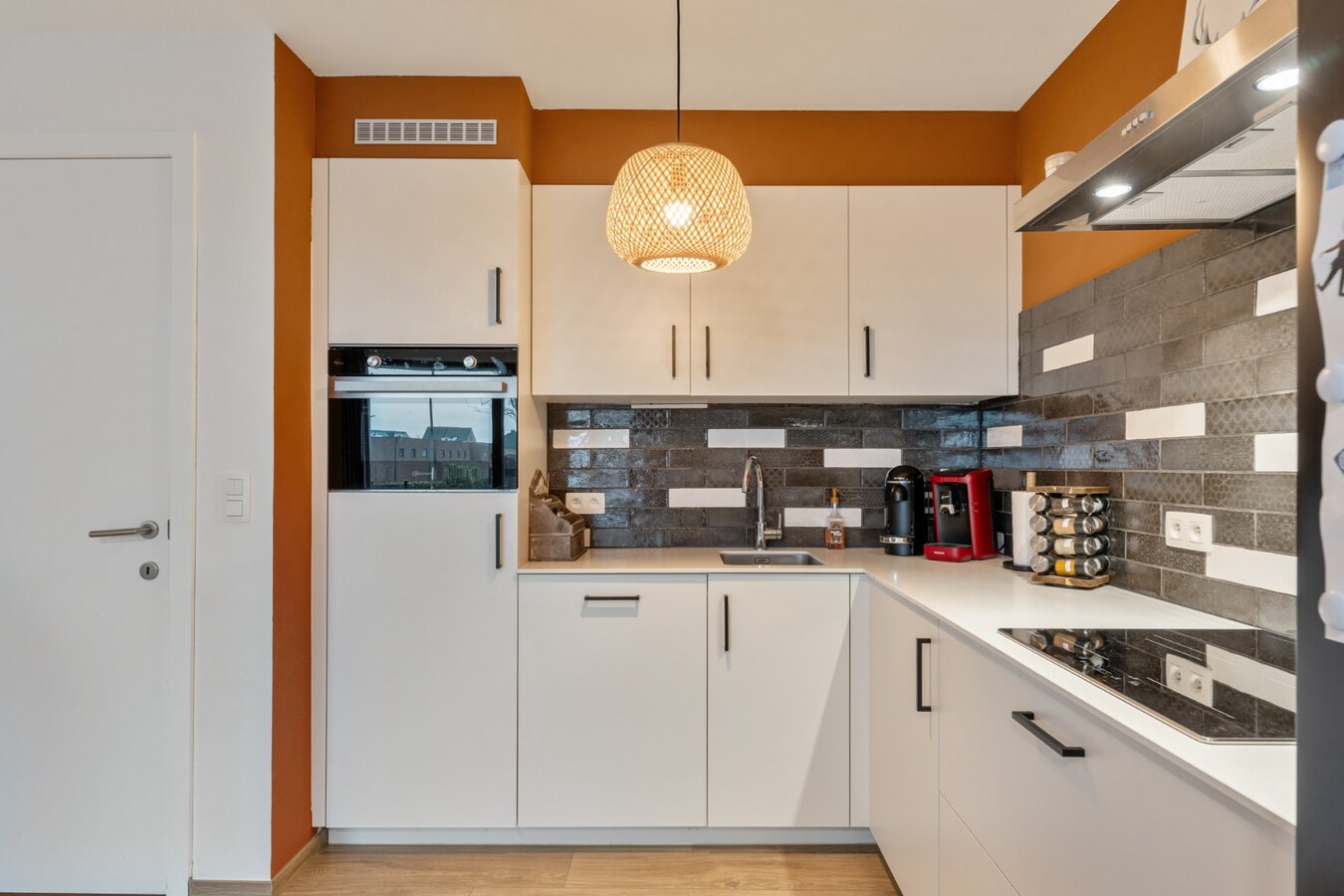 Recent, gelijkvloers appartement in een stijlvolle residentie mét ondergrondse parkeerplaats en kelderberging! 