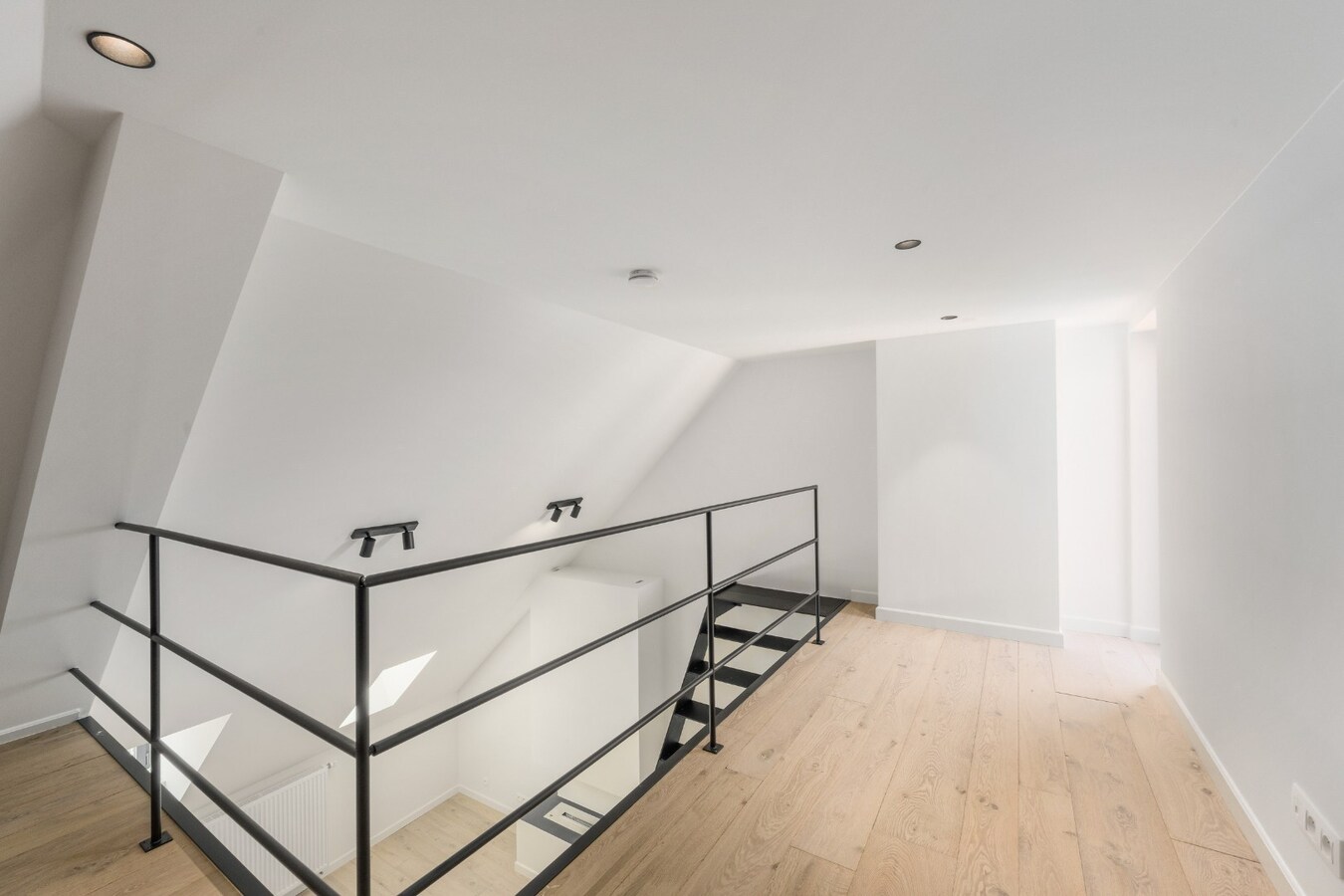 Luxueuze totaalrenovatie | Instapklaar dak appartement met mezzanine 