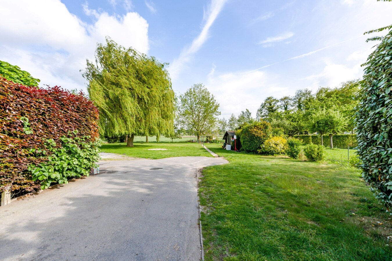 Wonen en werken combineren op toplocatie te Ichtegem - handelswoning met ruime woonst, tuin en garage 