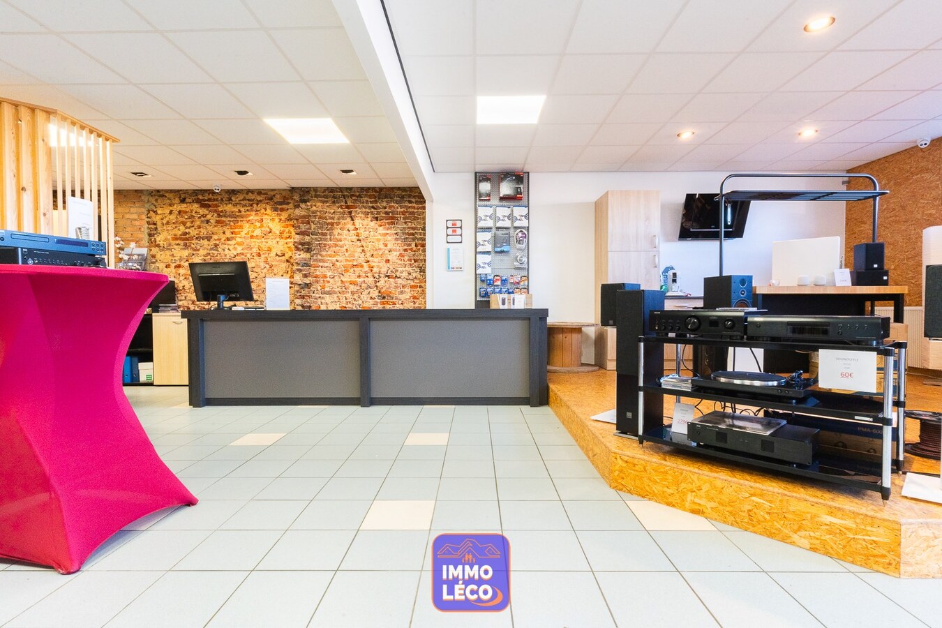 Surface commerciale de +/- 160m² avec grand jardin. 
