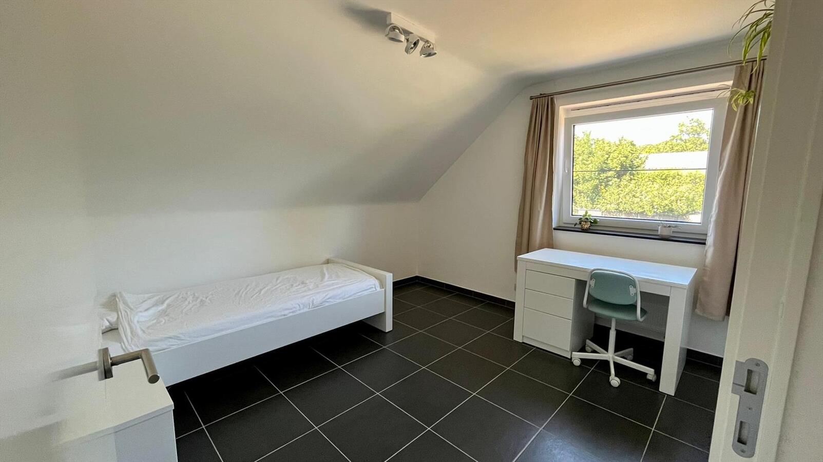 Ruime villa in residentiële wijk te Dikkelvenne 