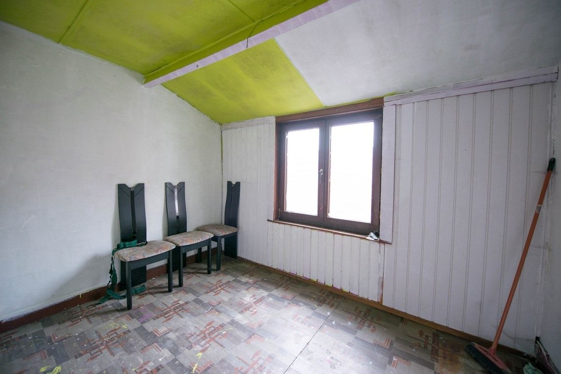 Zeer goed gelegen woning deels te moderniseren. 