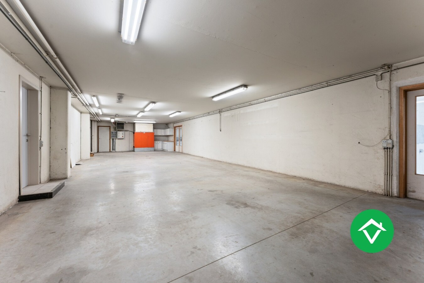 Bedrijfsgebouw met woonst te Ichtegem 