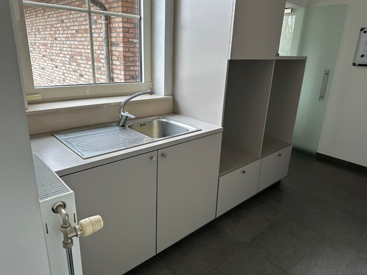 Alleenstaande woning met 3 slaapkamers, 3 garages en veel parkeermogelijkheid! 