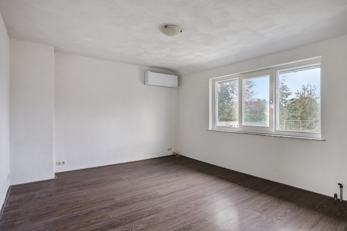 Volledig gerenoveerde woning met garage en carport gelegen aan de Beukenlaan 13 te Reusel. 