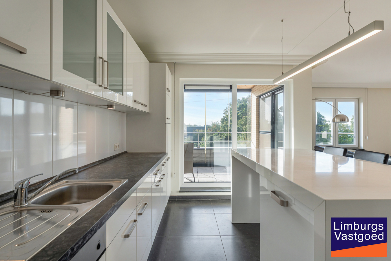 Exclusief penthouse met ruim terras, 2 slpk, extra brede autostaanplaats, centrum Houthalen 