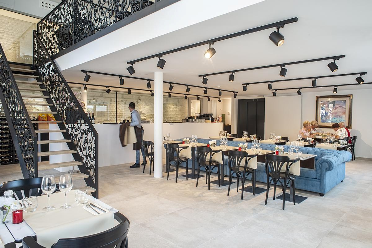 Uiterst goed onderhouden assistentieflat (55m² + 11m² terras) met 1 slaapkamer te Nieuwpoort. 