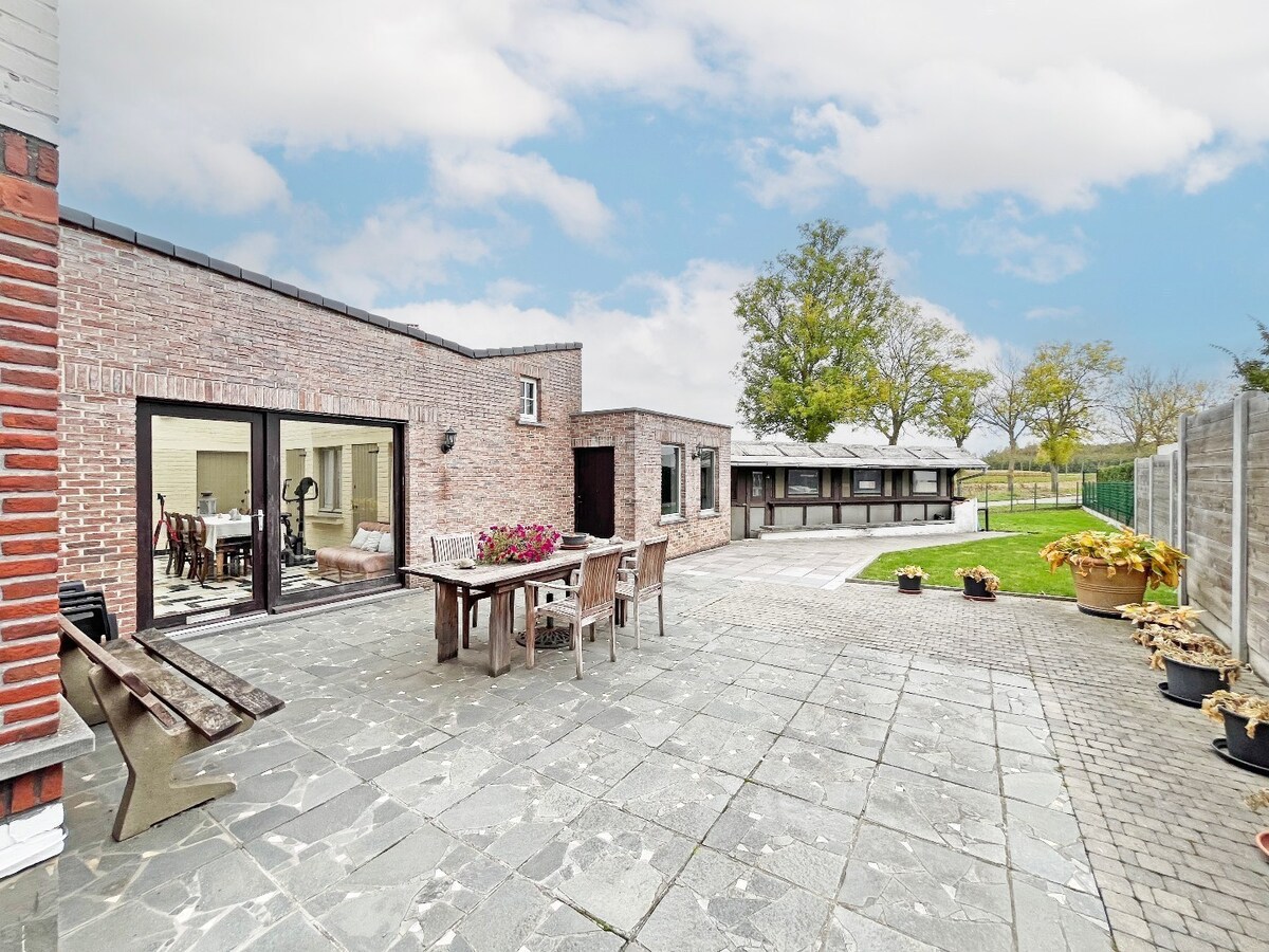 Ruime, solide jaren '50 woning met 2 garages te Nederzwalm 