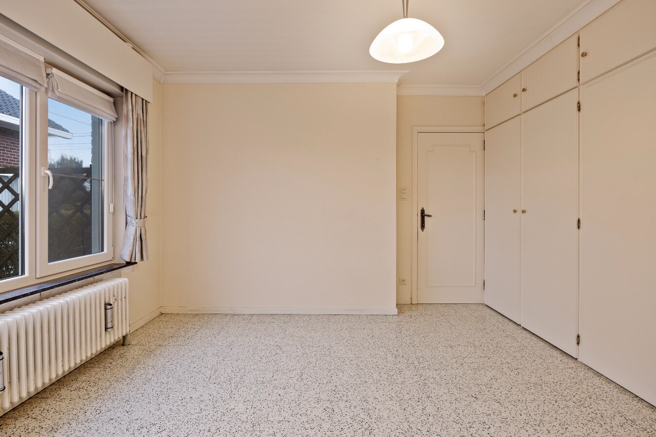 Solide en op te frissen woning te koop vlakbij centrum Lozer 