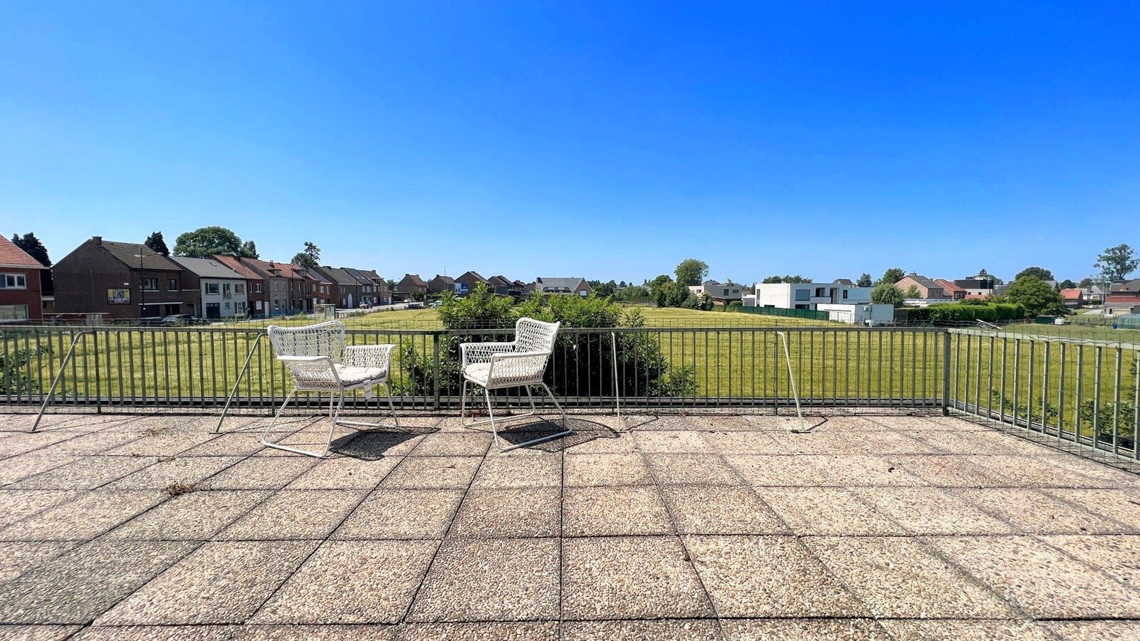 Handelspand met appartement op commerciële toplocatie 