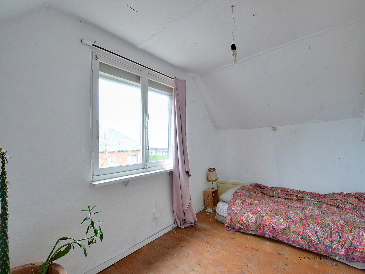 Karaktervolle, te renoveren woning (op bijna 900 m²). 