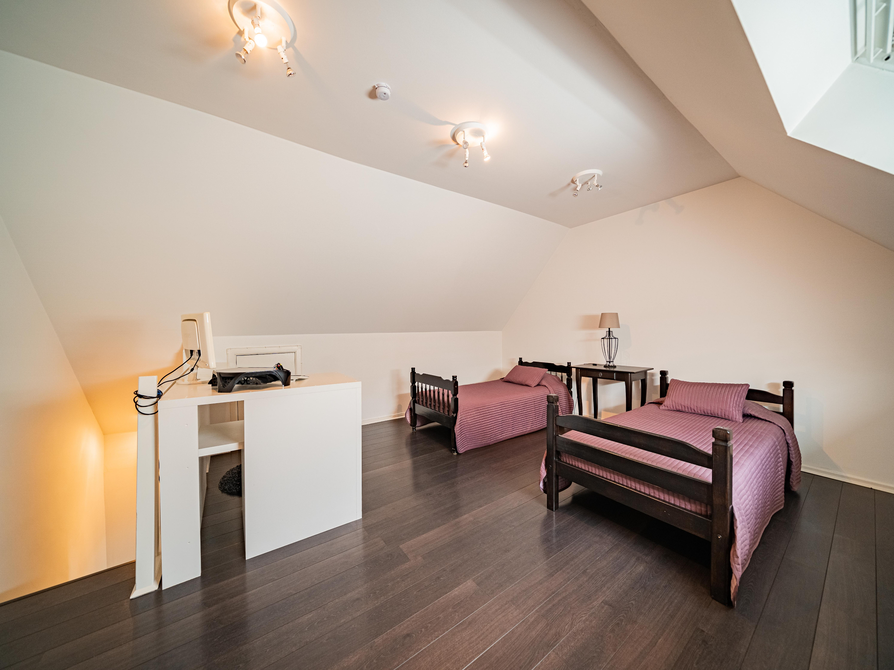 Uitzonderlijk goed onderhouden instapklare woning met 3 slaapkamers en tuin 