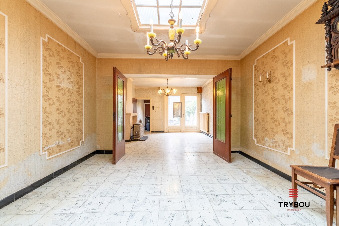 🏠 Te koop in het hart van Diksmuide – Woning met woon-winkelcombinatie en charmant stadstuintje 