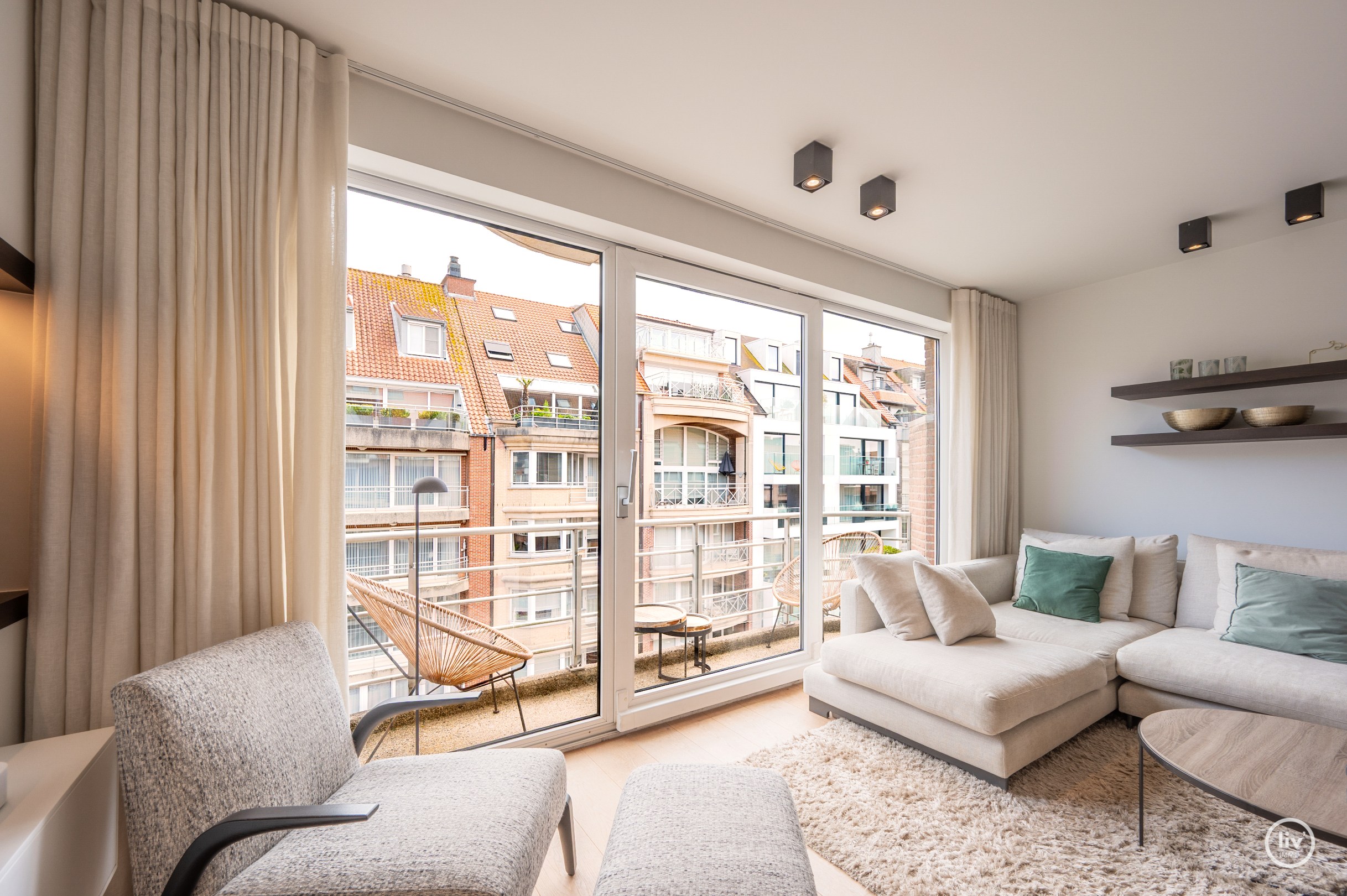 Appartement de luxe entièrement rénové de 3 chambres situé sur l'avenue Parmentier, à proximité de la digue. 