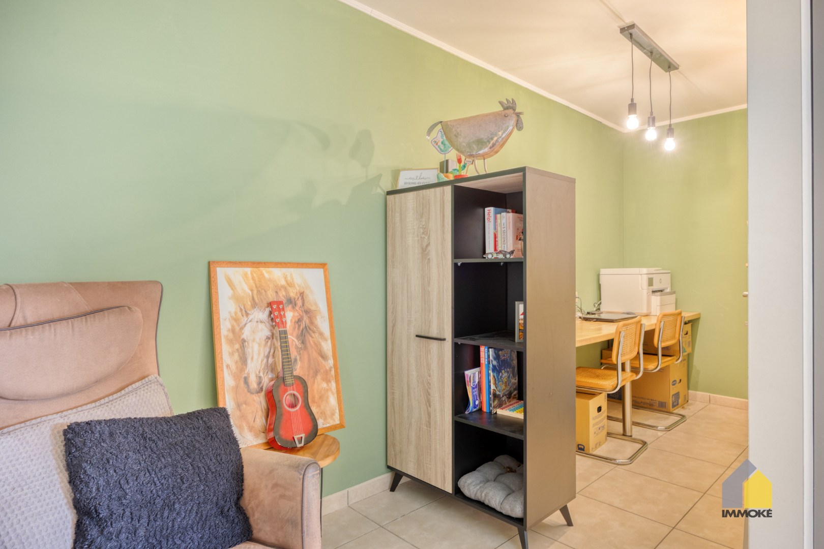 Gelijkvloers appartement (120 m²) met ruime woonkamer, 2 slpks. en terras. 