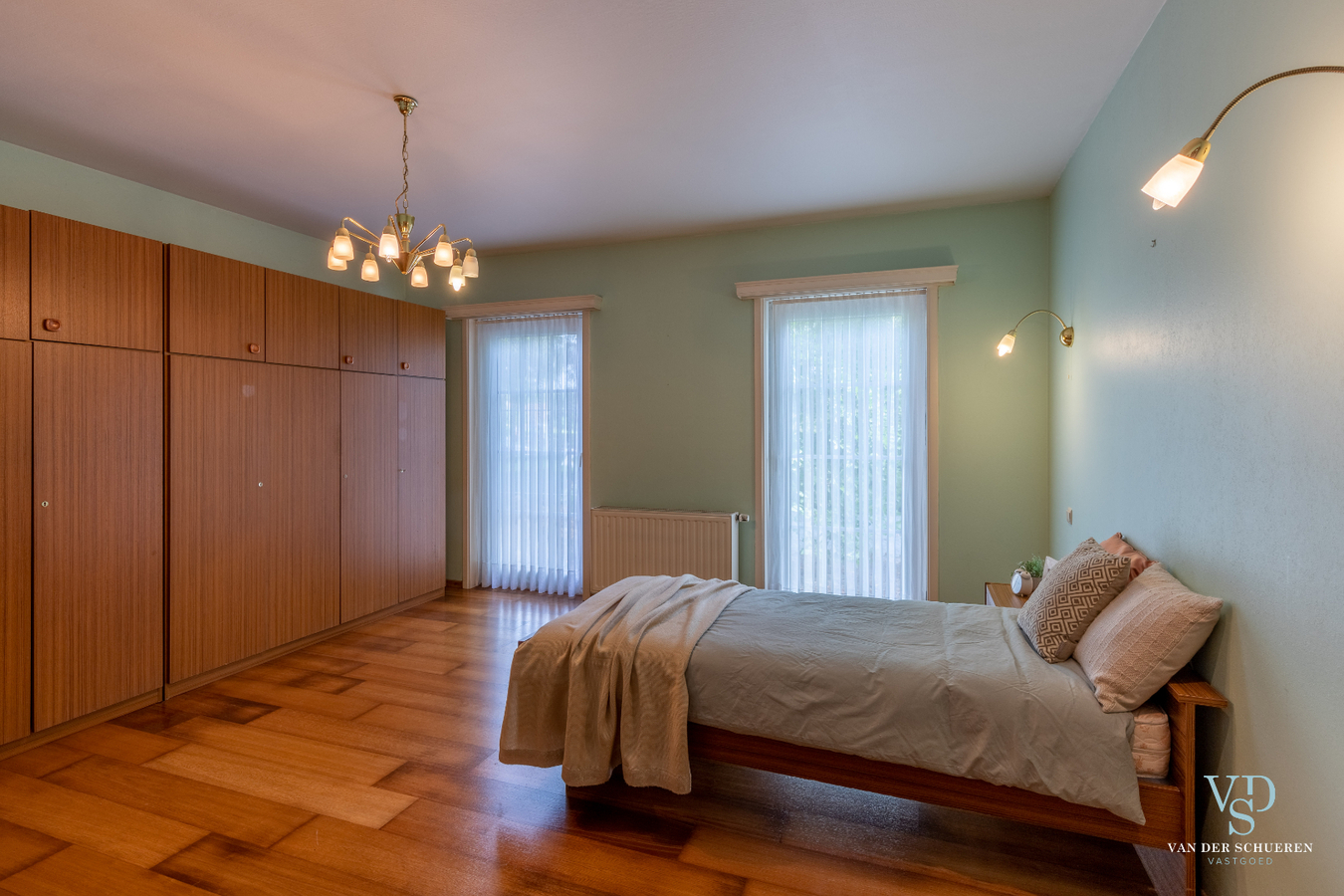 Lichtrijke, stijlvolle villa  (EPC van 254 !). 