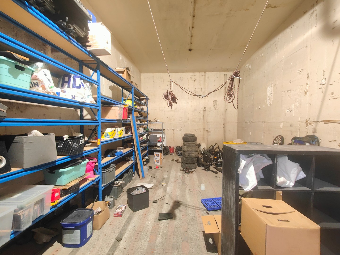 Loods van 190m² met automatische inrijpoort 