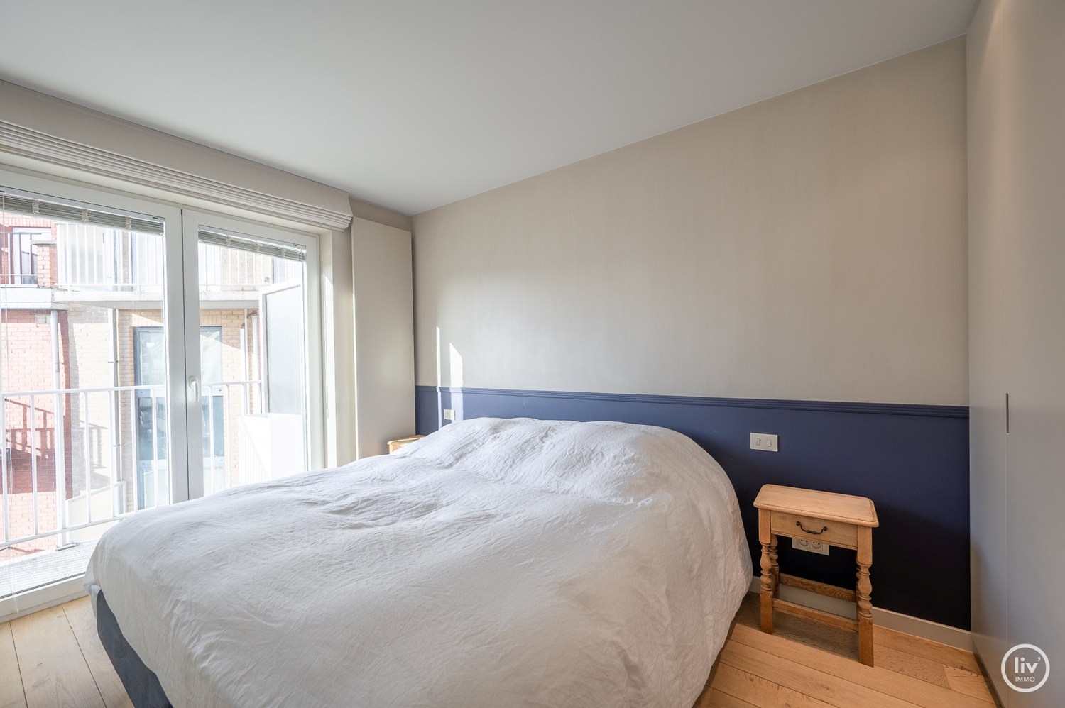 Meublé - Appartement récemment rénové et fini avec des matériaux de haute qualité comprenant 2 chambres à coucher et une largeur de façade de 6 mètres, idéalement situé à proximité de l'avenue Dumorti 