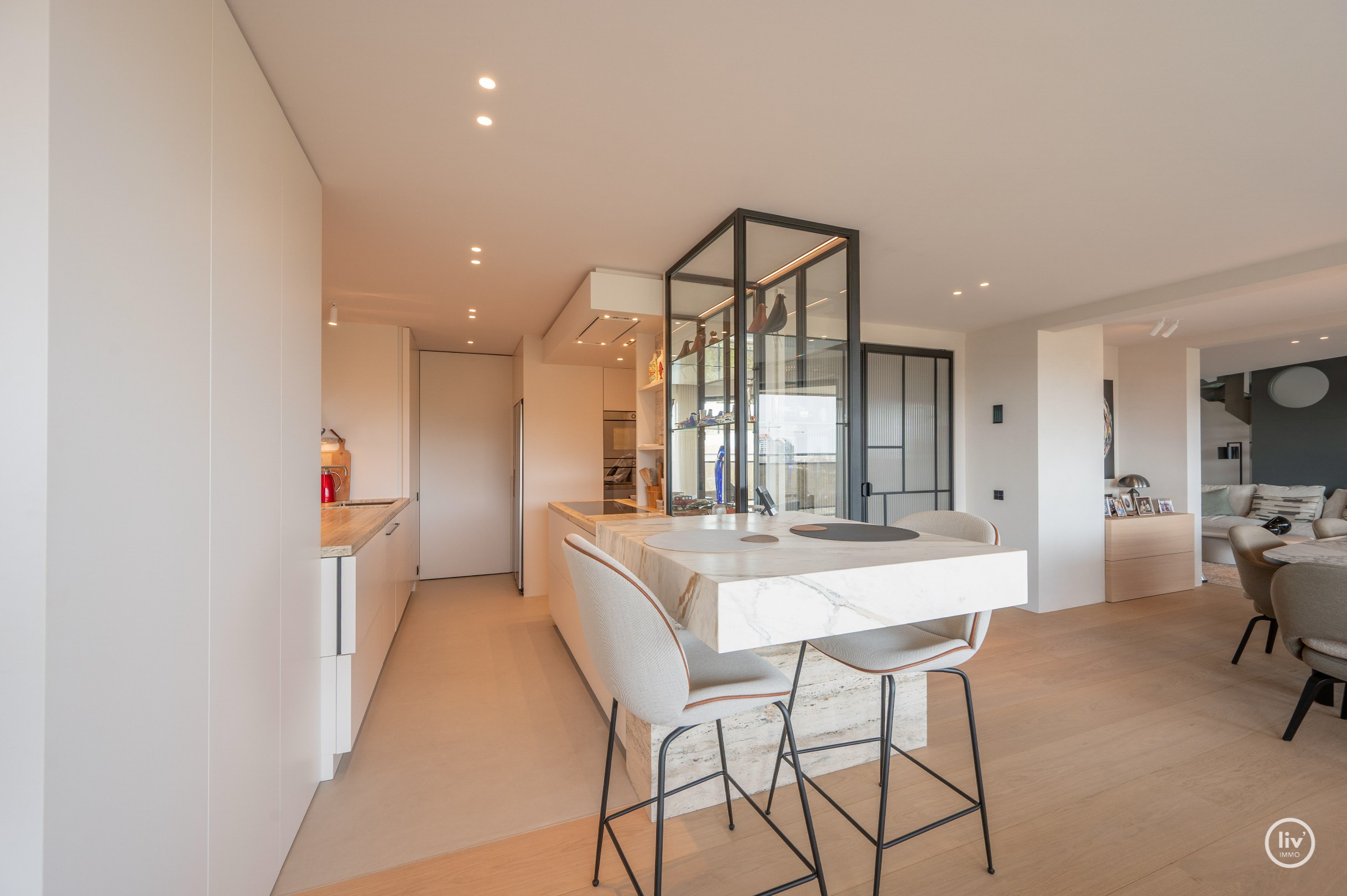 Dit magnifieke duplexappartement combineert uitzonderlijke volumes met adembenemende zichten over zowel de omliggende bossen als de zee. 