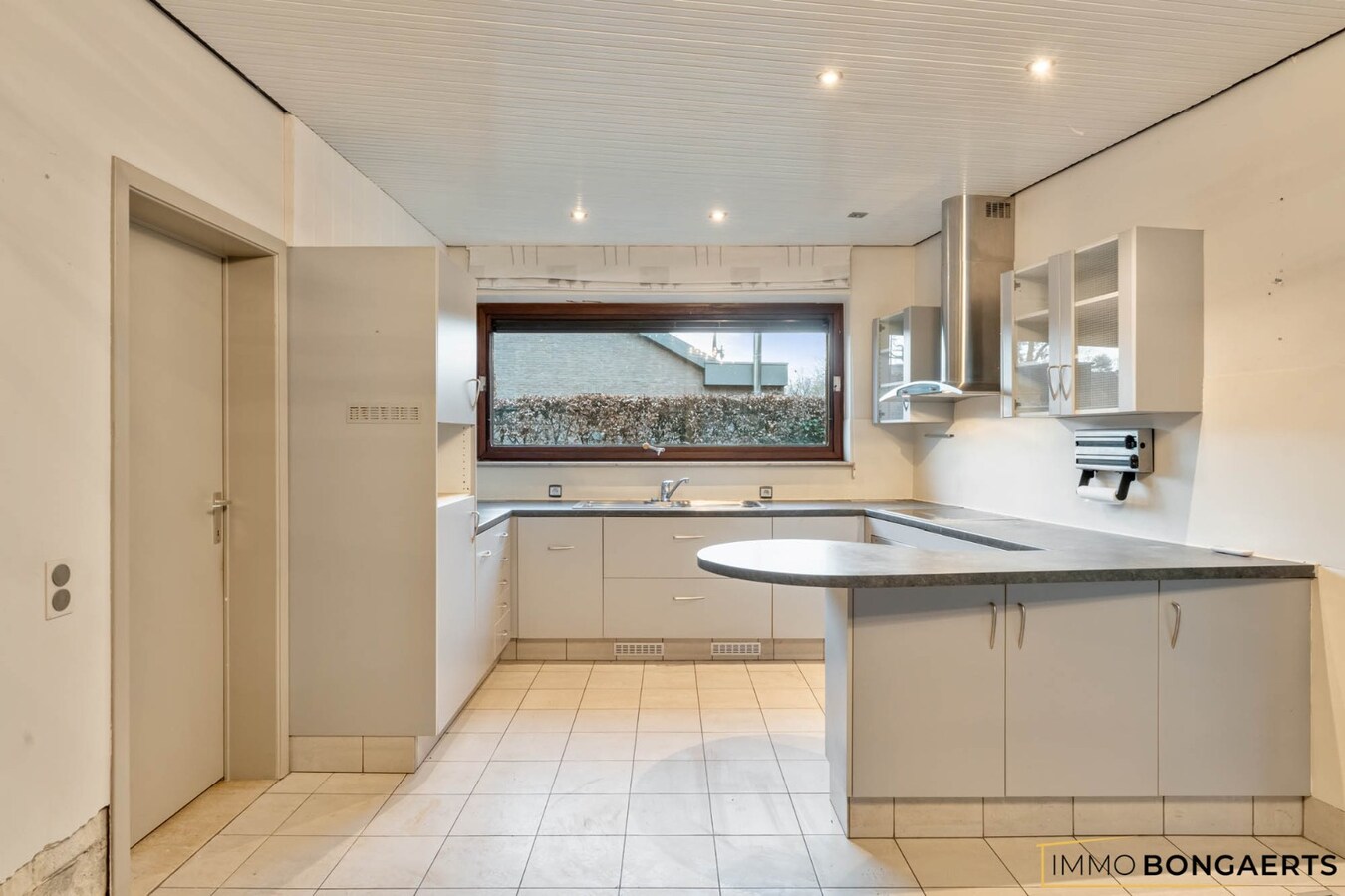 Gelijkvloerse woning met polyvalent bijgebouw 