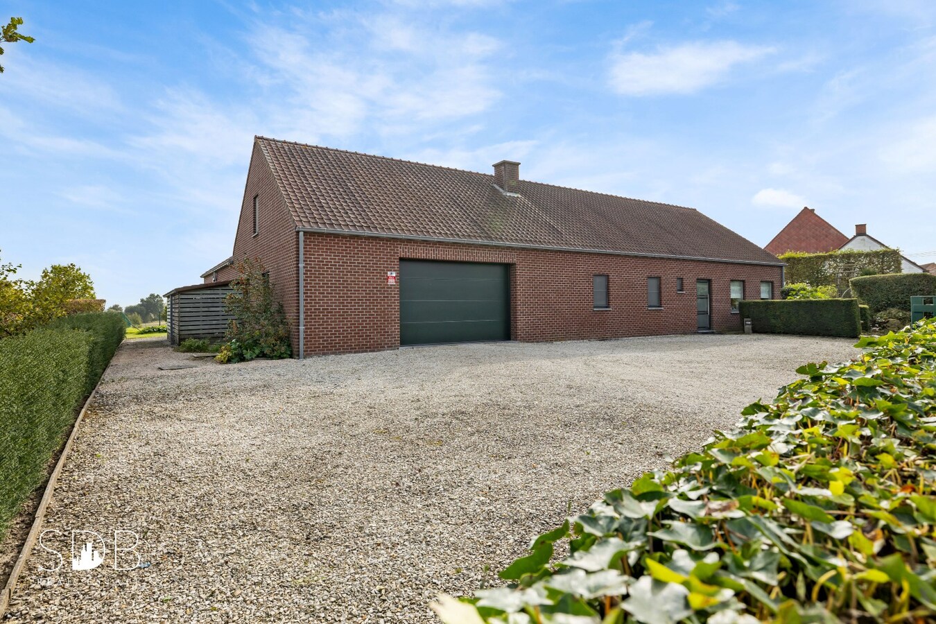 Hedendaagse gezinswoning met aanpalende graslanden en stallen op 5.030m² 