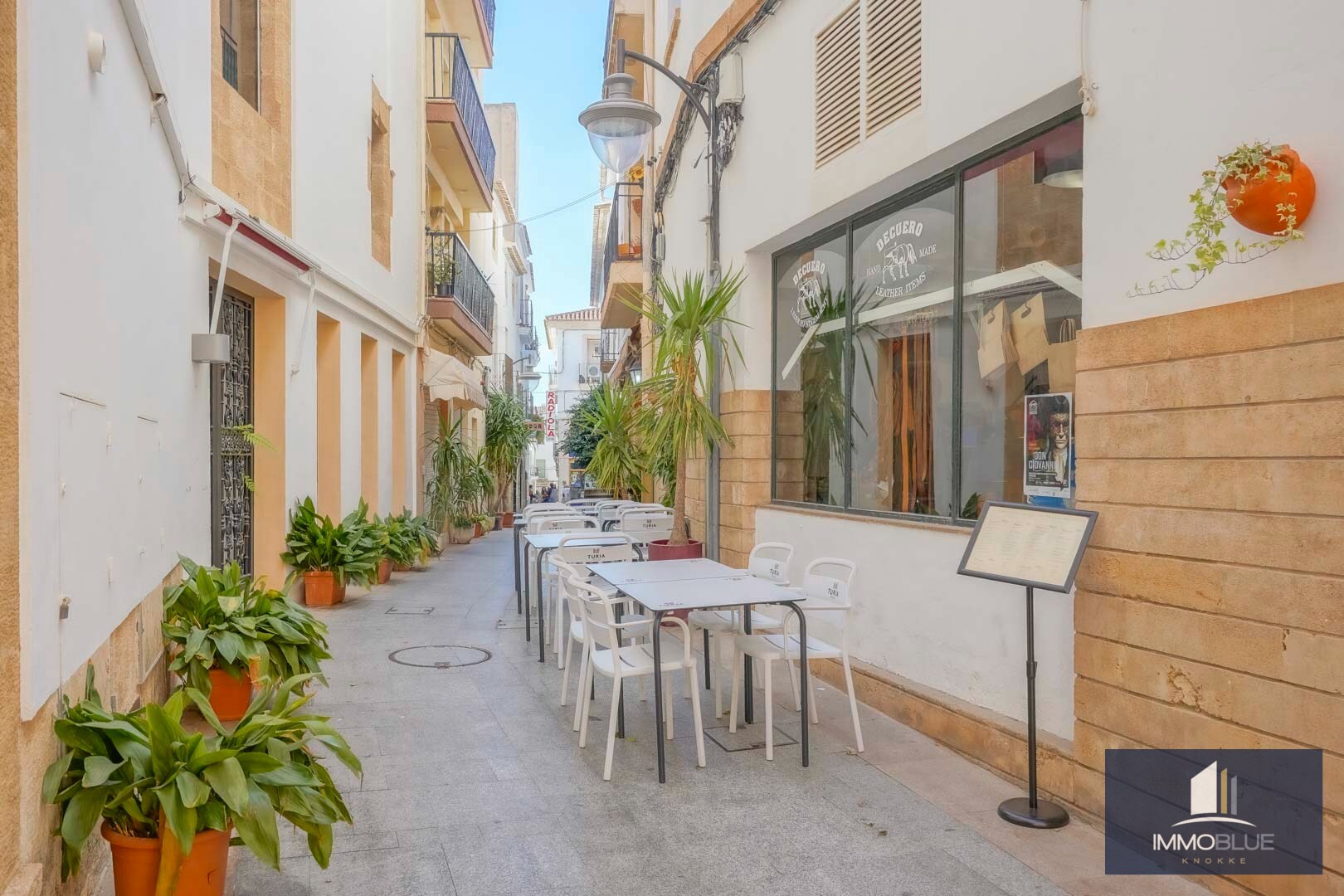 Nieuwbouw luxe villa te koop op de zonnige zuidflank van de Montgó. 