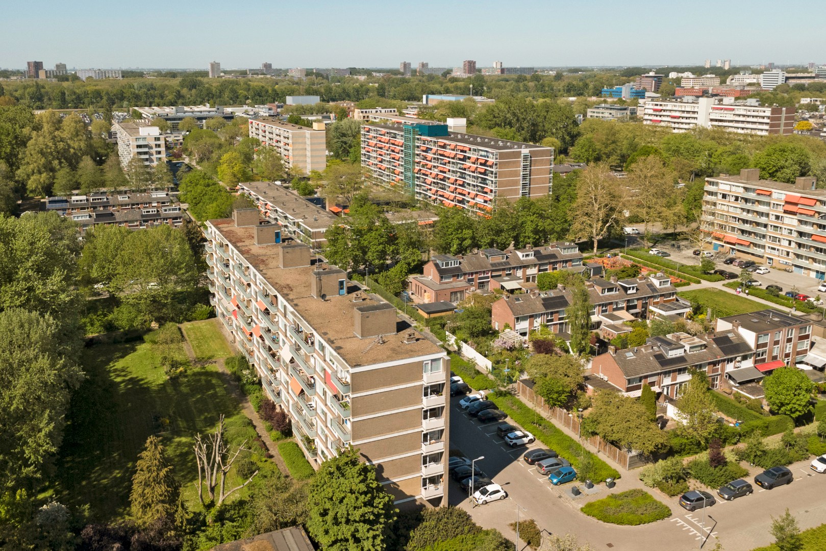 Goed onderhouden en instapklaar 4-kamer hoek-appartement op de 4e verdieping met moderne keuken en badkamer, 3 balkons en gelegen op eigen grond. 