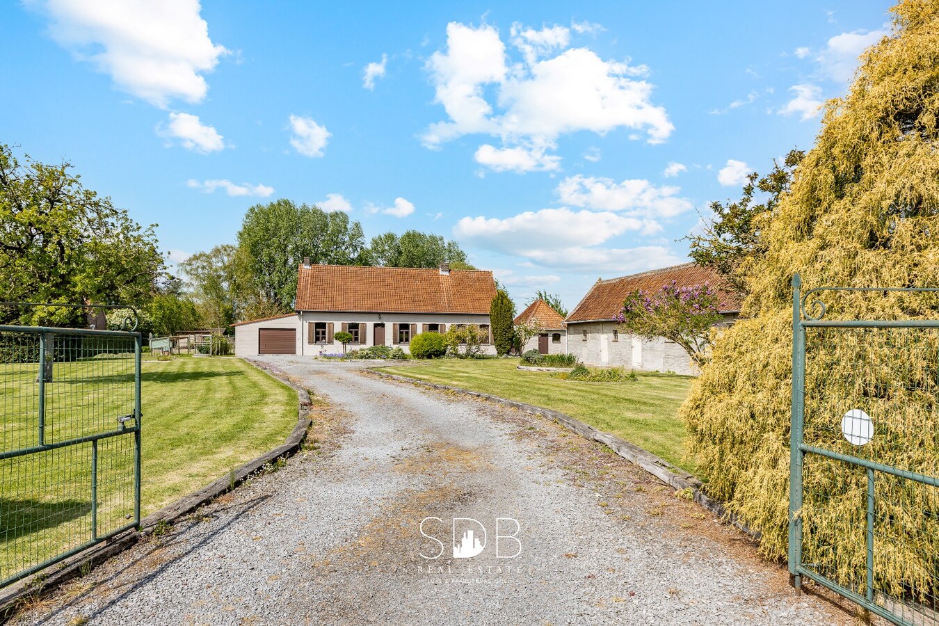 Authentieke hoeve met bijgebouwen en graslanden op 6.664m² met mogelijkheid tot bijkomend grasland op 3.070m² 