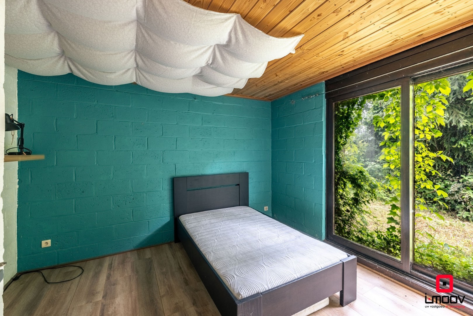 Seventies bungalowvilla met renovatiepotentieel op unieke ligging aan natuurgebied 