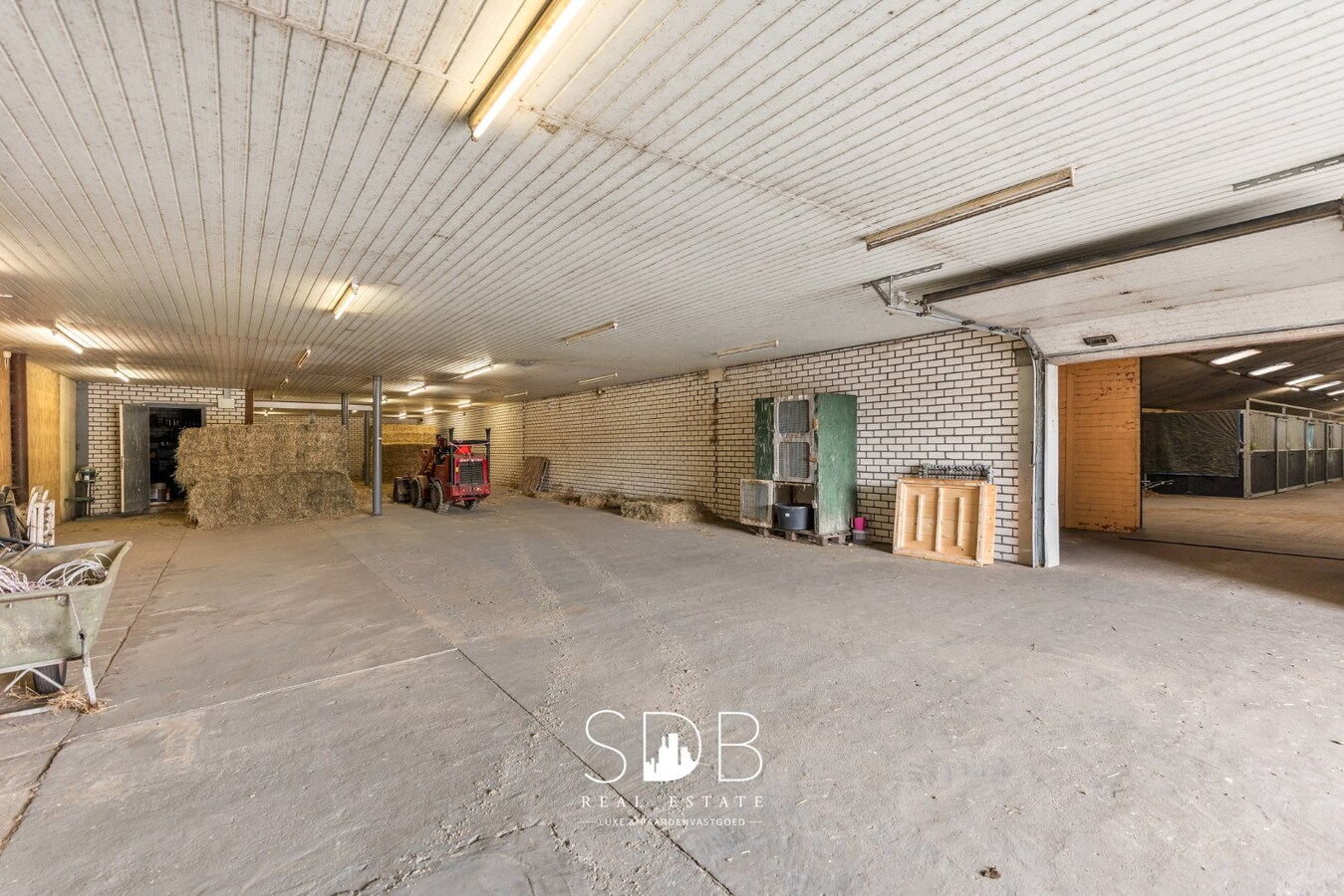 Boerderij met paardenfaciliteiten en graslanden op 14.490m² 