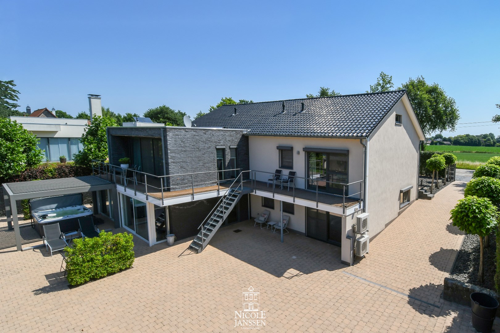 Volledig omheind perceel met automatische poort aan de straatzijde 