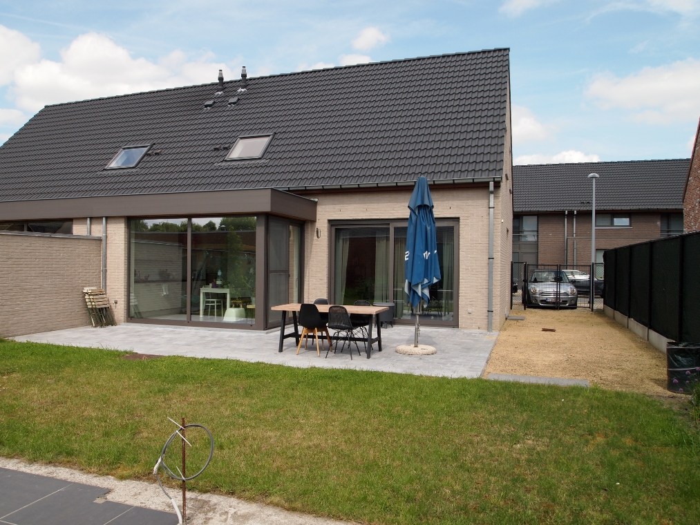 Ruime recente halfwoning met 3 slaapkamers, tuin en garage,  Tategemstraat 34, 8790 Waregem 