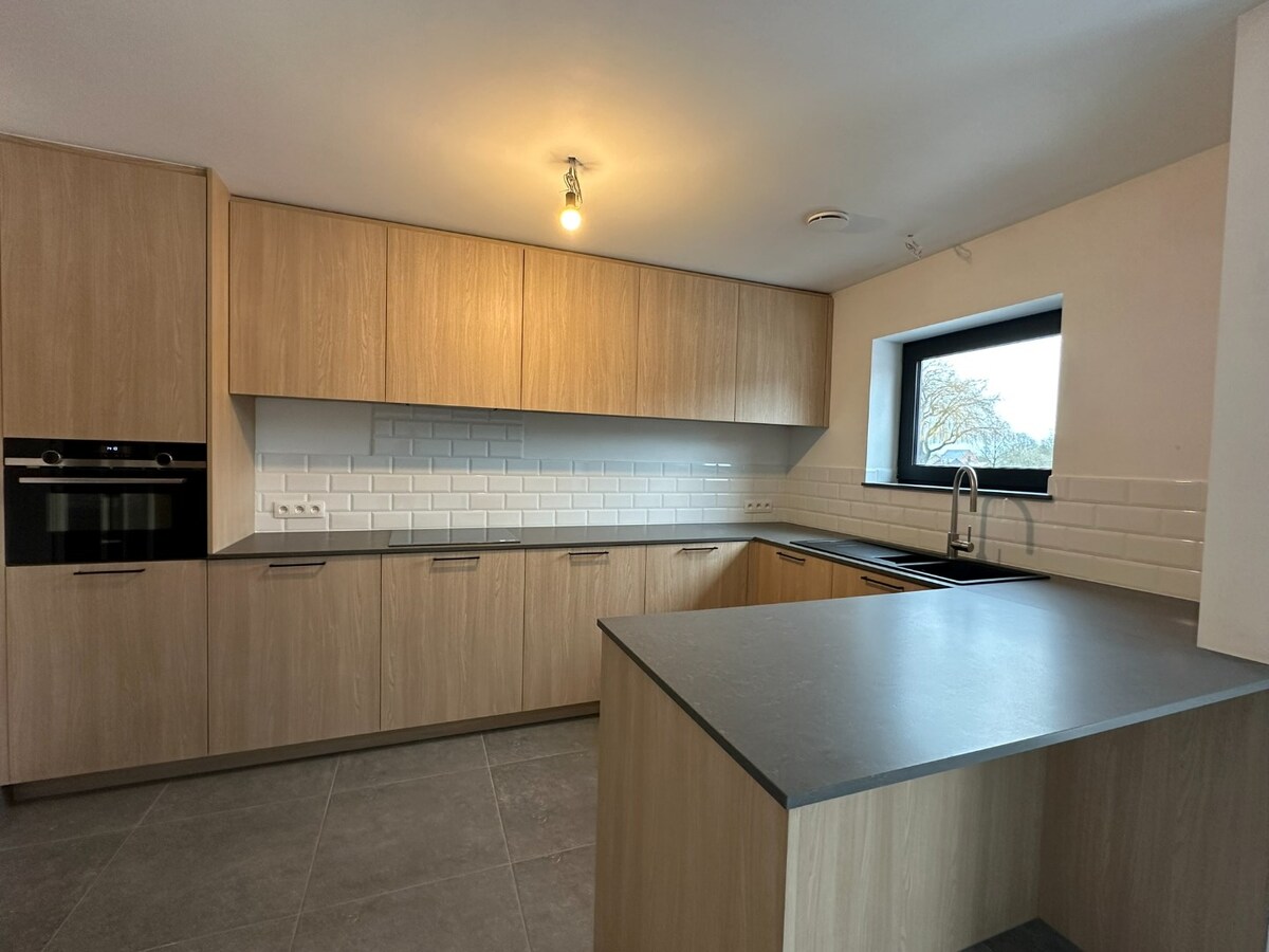 Prachtig, volledig gerenoveerd duplex appartement met 3 slaapkamers 