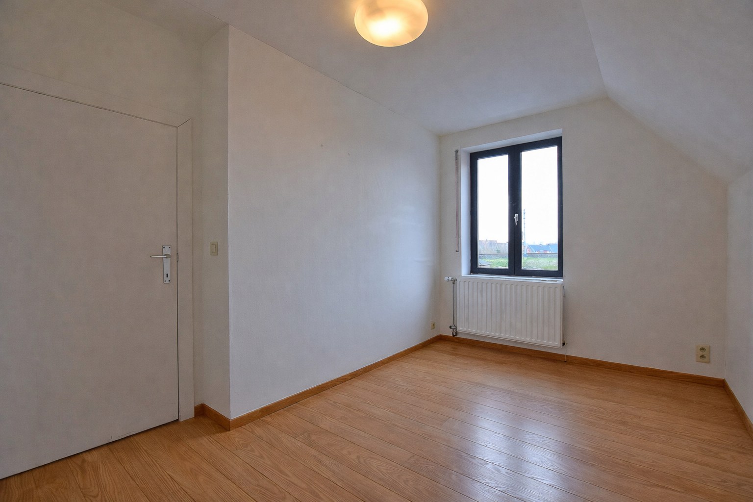 Instapklare gezinswoning met 3 slaapkamers en garage in het centrum van Diksmuide. 