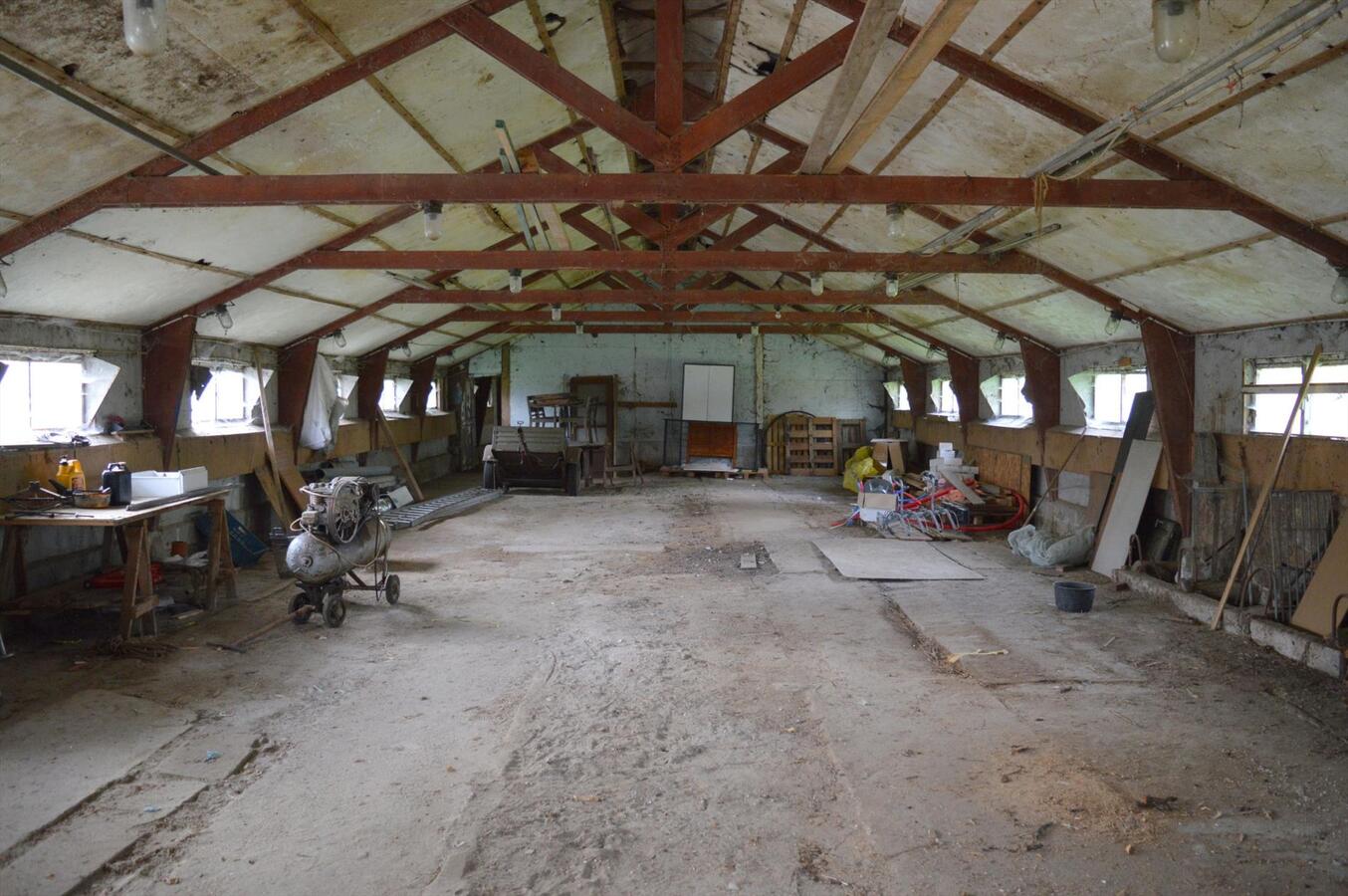 Te renoveren woning met loods en weide op 7.327m² te Zele 