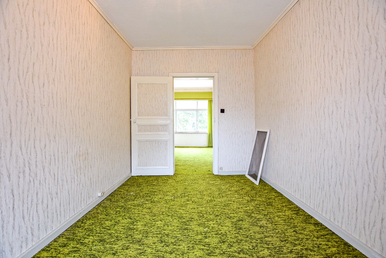 Zeer ruime te renoveren woning met statige gevel op 445 m² met zuid-west georiënteerde tuin. 