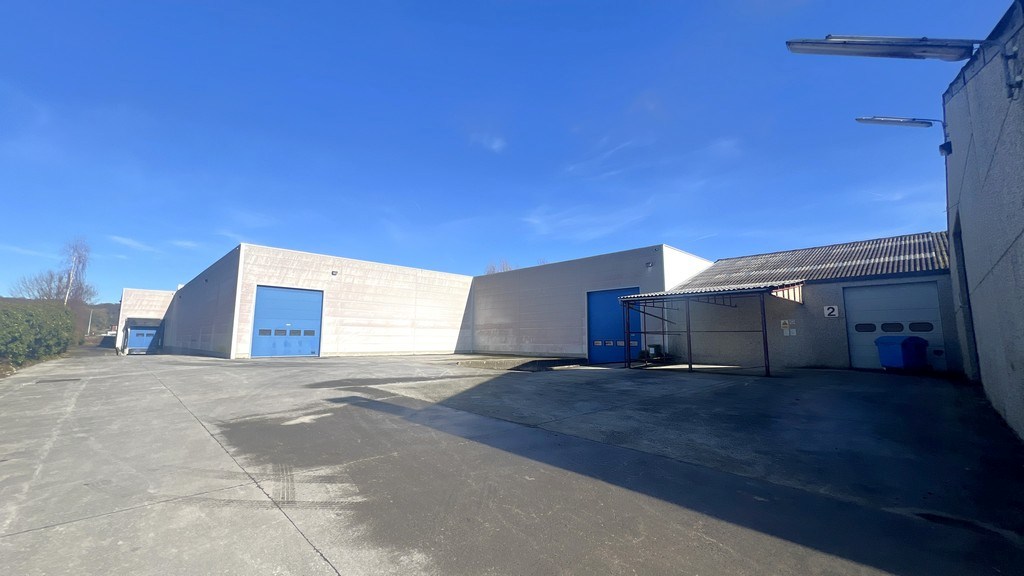 Bedrijfsgebouw met laadkades en kantoren te koop in Ronse