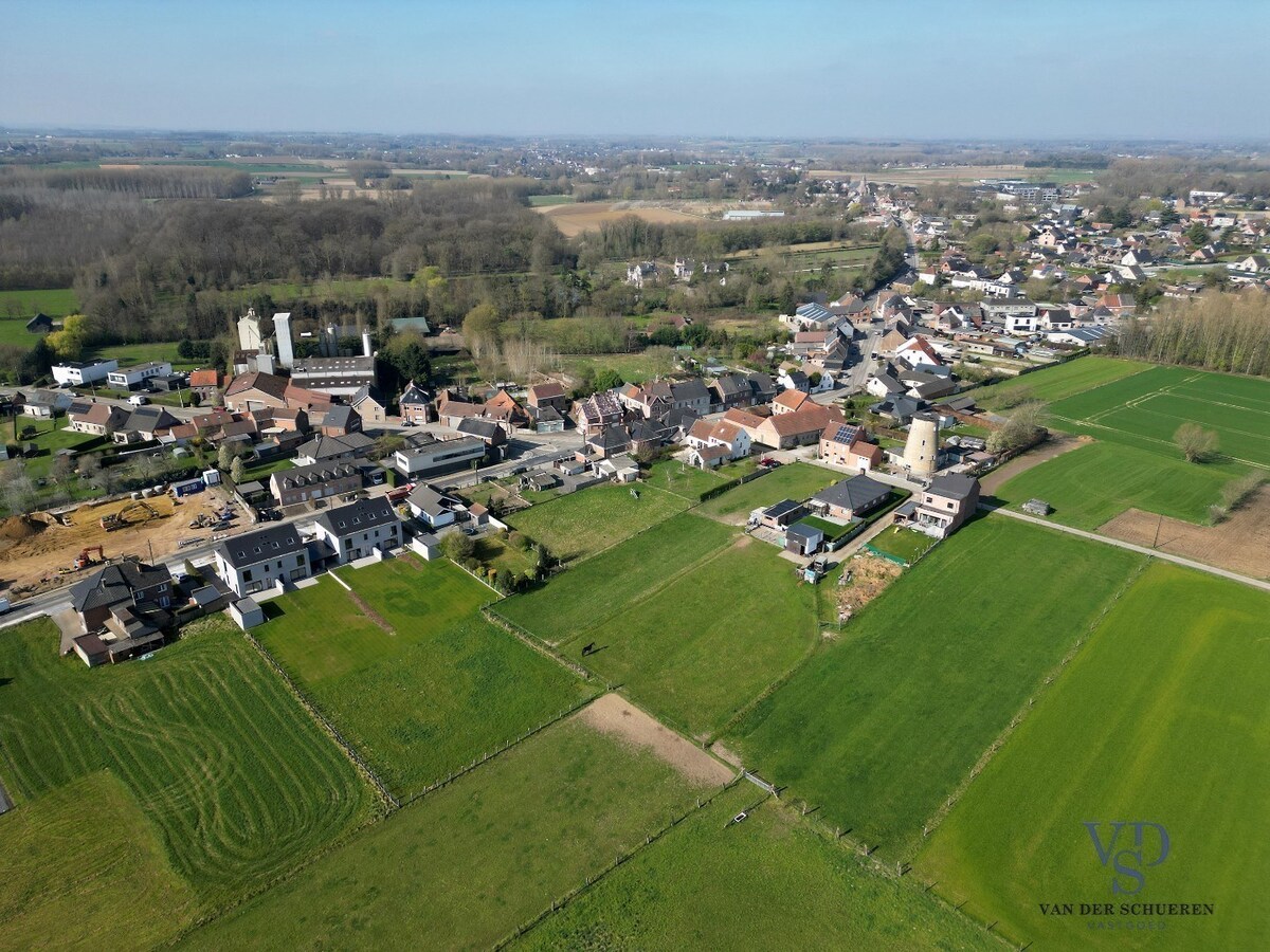 Half Open Bebouwing met buitenberging en carport 