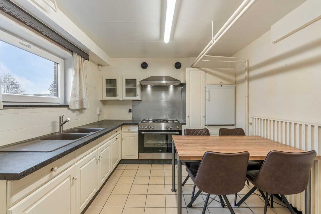 Halfvrijstaande woning op een perceel van 7a31ca, met aparte bureelruimte en inpandige garage! 