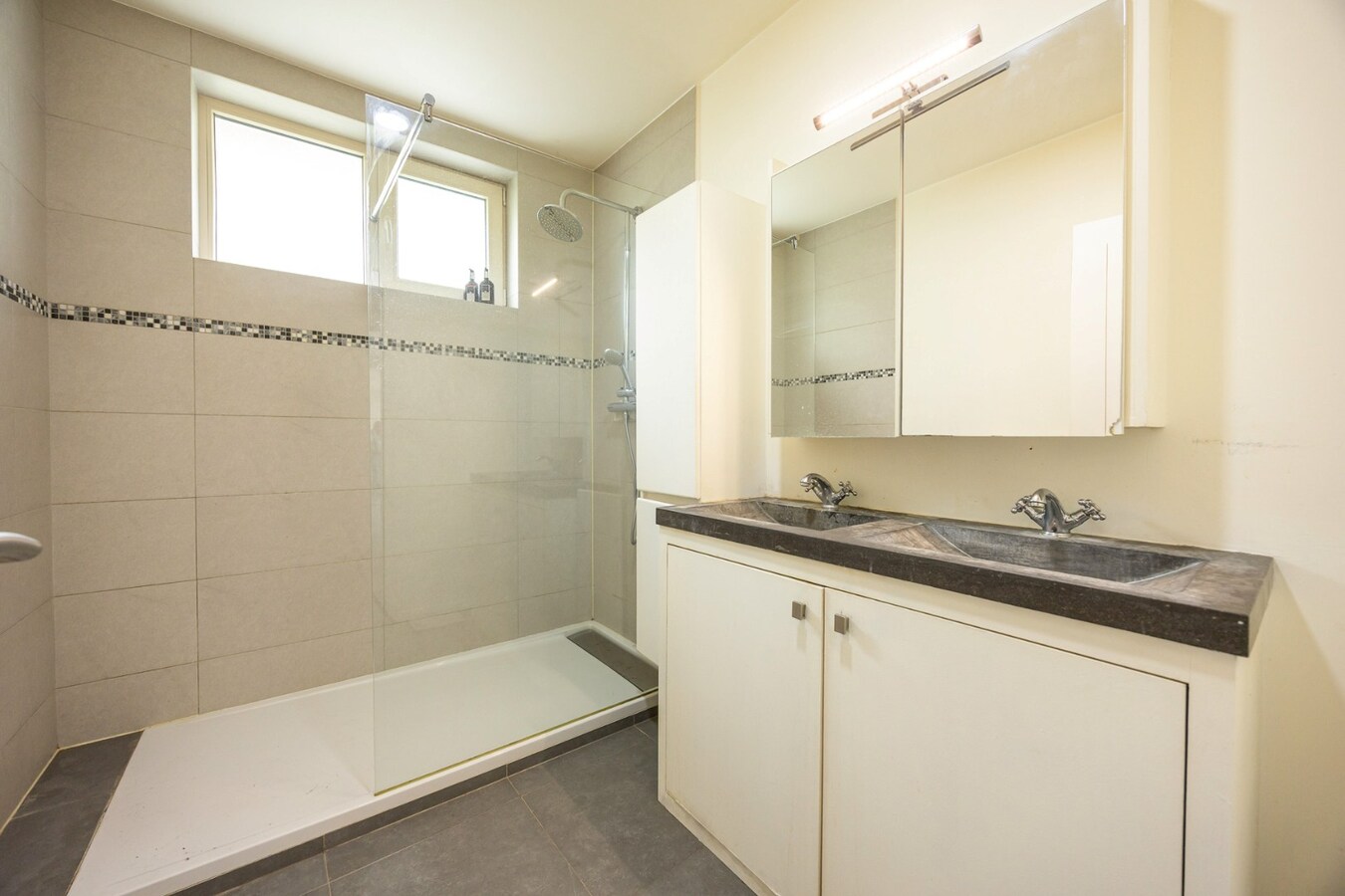 Zeer ruime woning (8 slpk + 8 badkamers) op een perceel van ca. 1.522 m² te Wijnegem/grens Schilde 