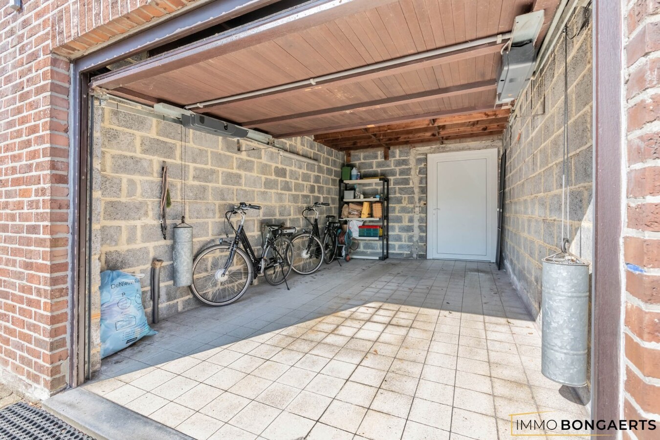 Ruime woning met 4 slaapkamers, tuin en garage in Opglabbeek. 