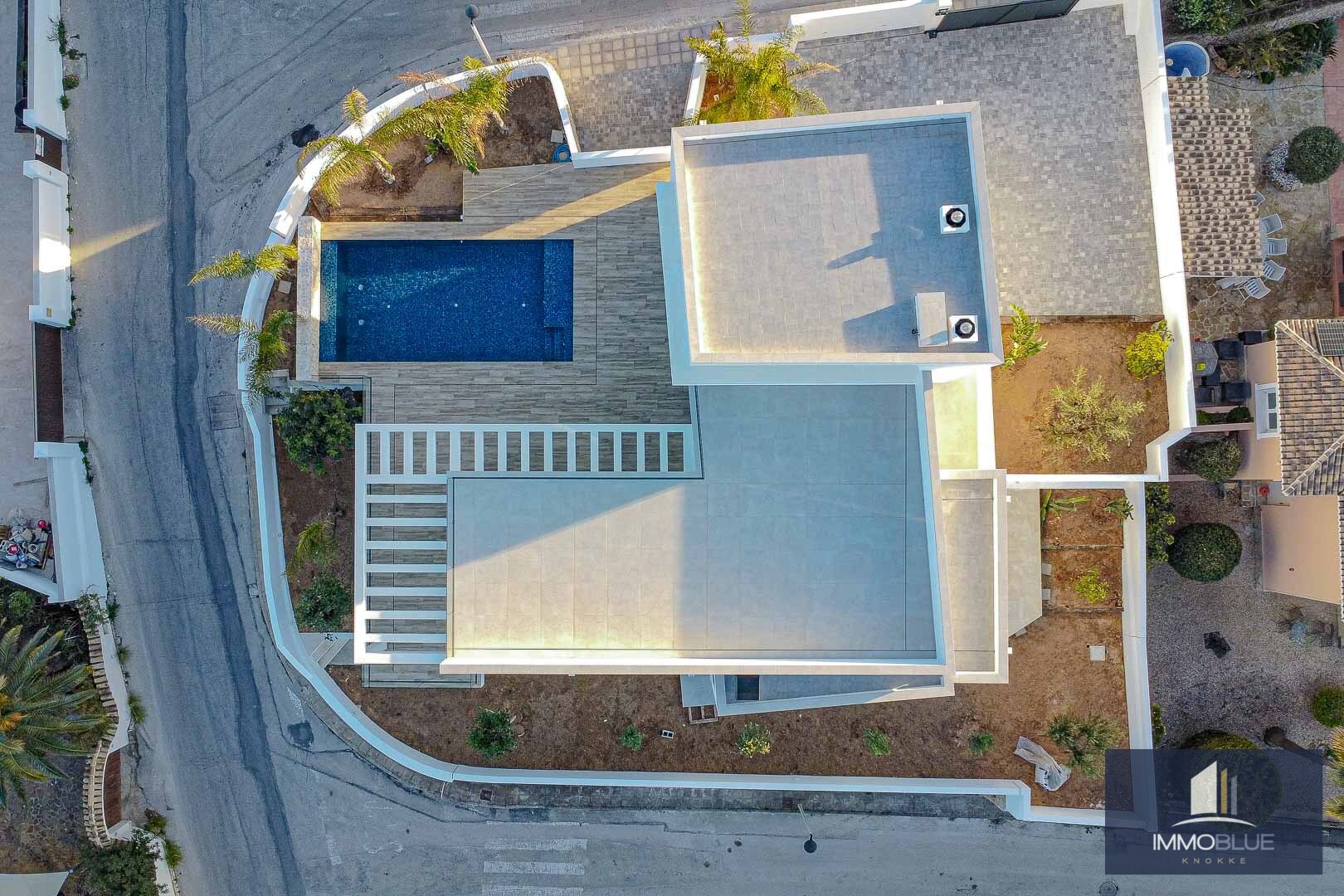 Villa nouvellement construite avec une orientation sud parfaite dans le cadre verdoyant de Moraira; 