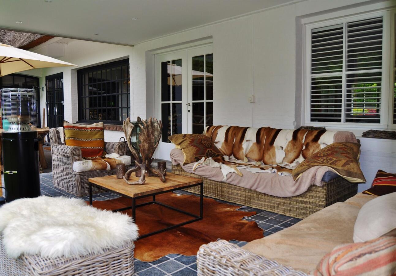 Ruime villa met stallingen en weide op 4900m² te Schoten 