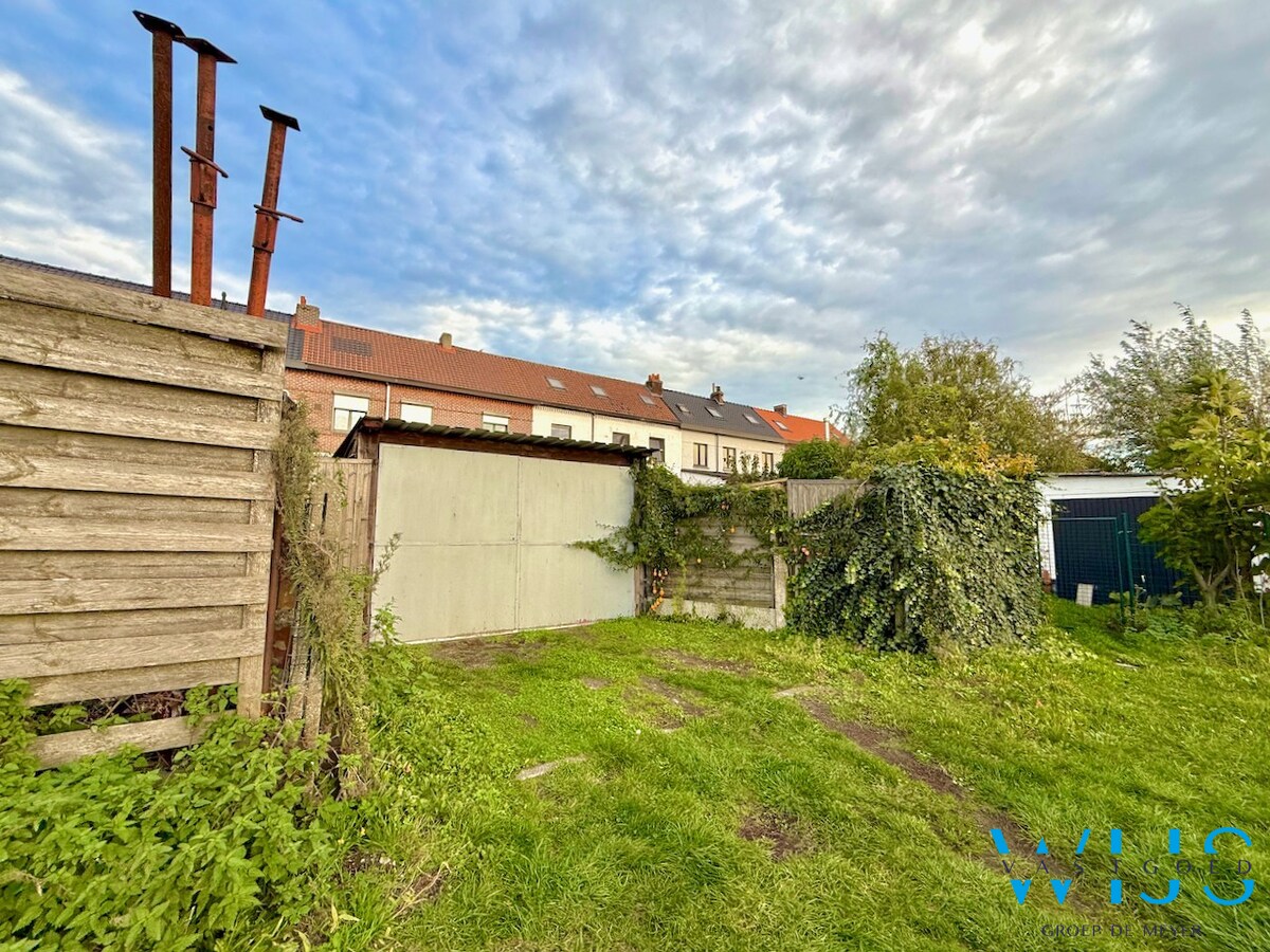 Zeer ruim en stevig woonhuis MET garage te Rieme ! 