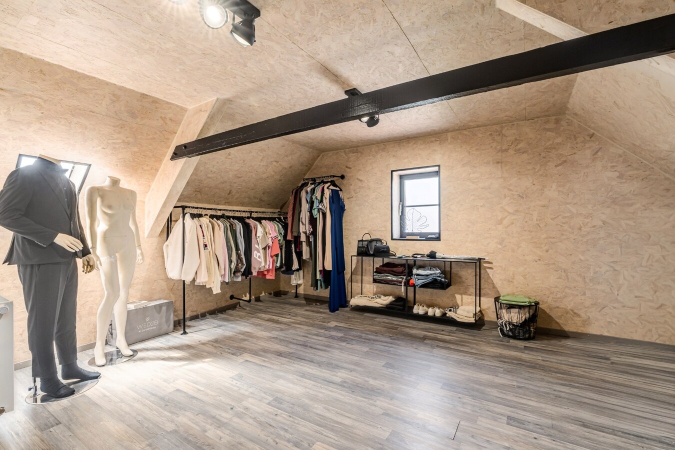 Karaktervolle woning op toplocatie in Zomergem met polyvalente ruimte 