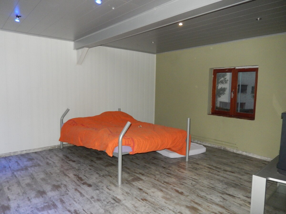 Op te frissen alleenstaande woning 