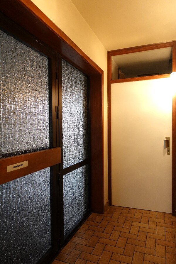 Opbrengsteigendom met 5 appartementen, 2 studio's en 4 garageboxen in Gistel 