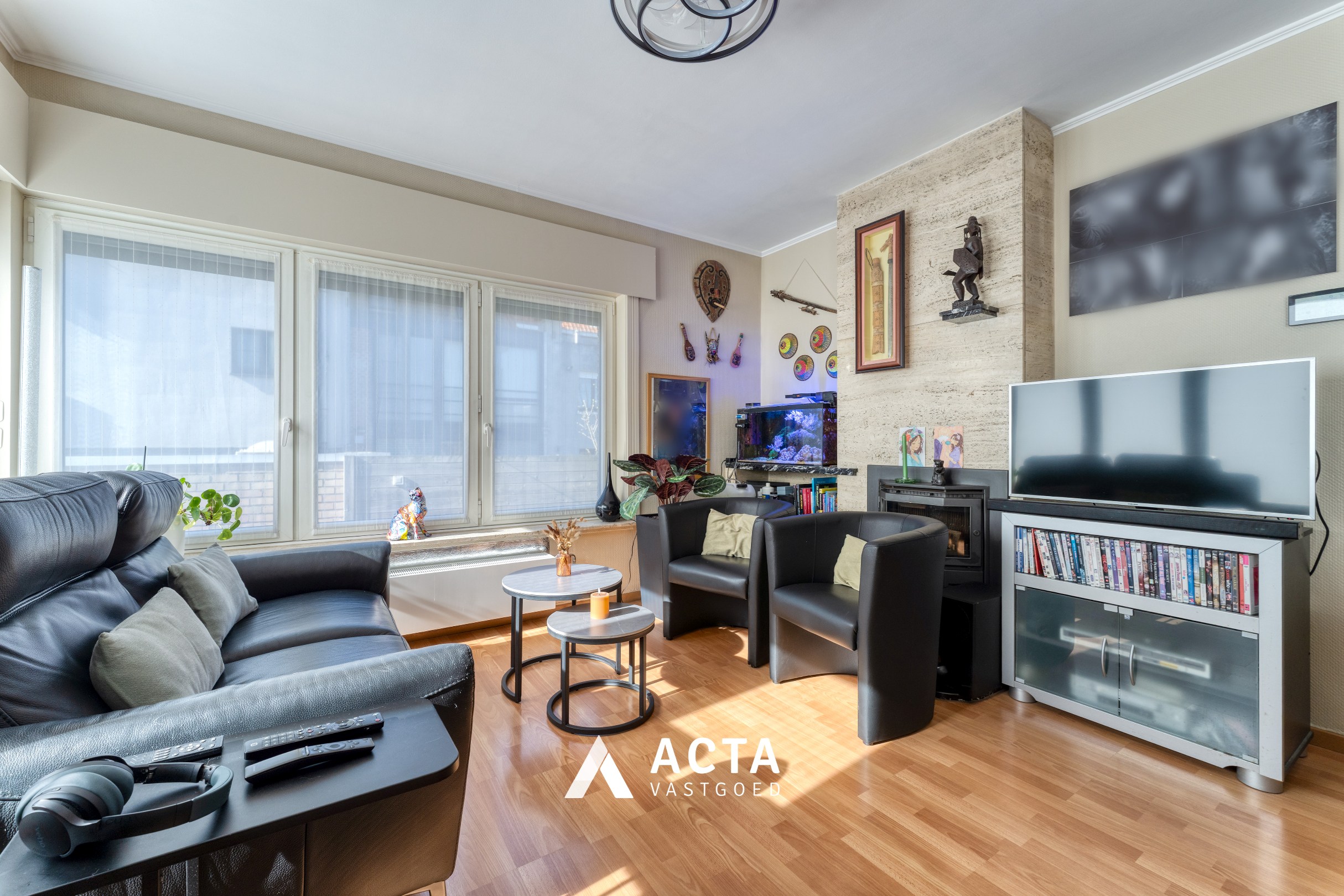 Halfopen bebouwing met vier slaapkamers en dubbele garage in Mariakerke 