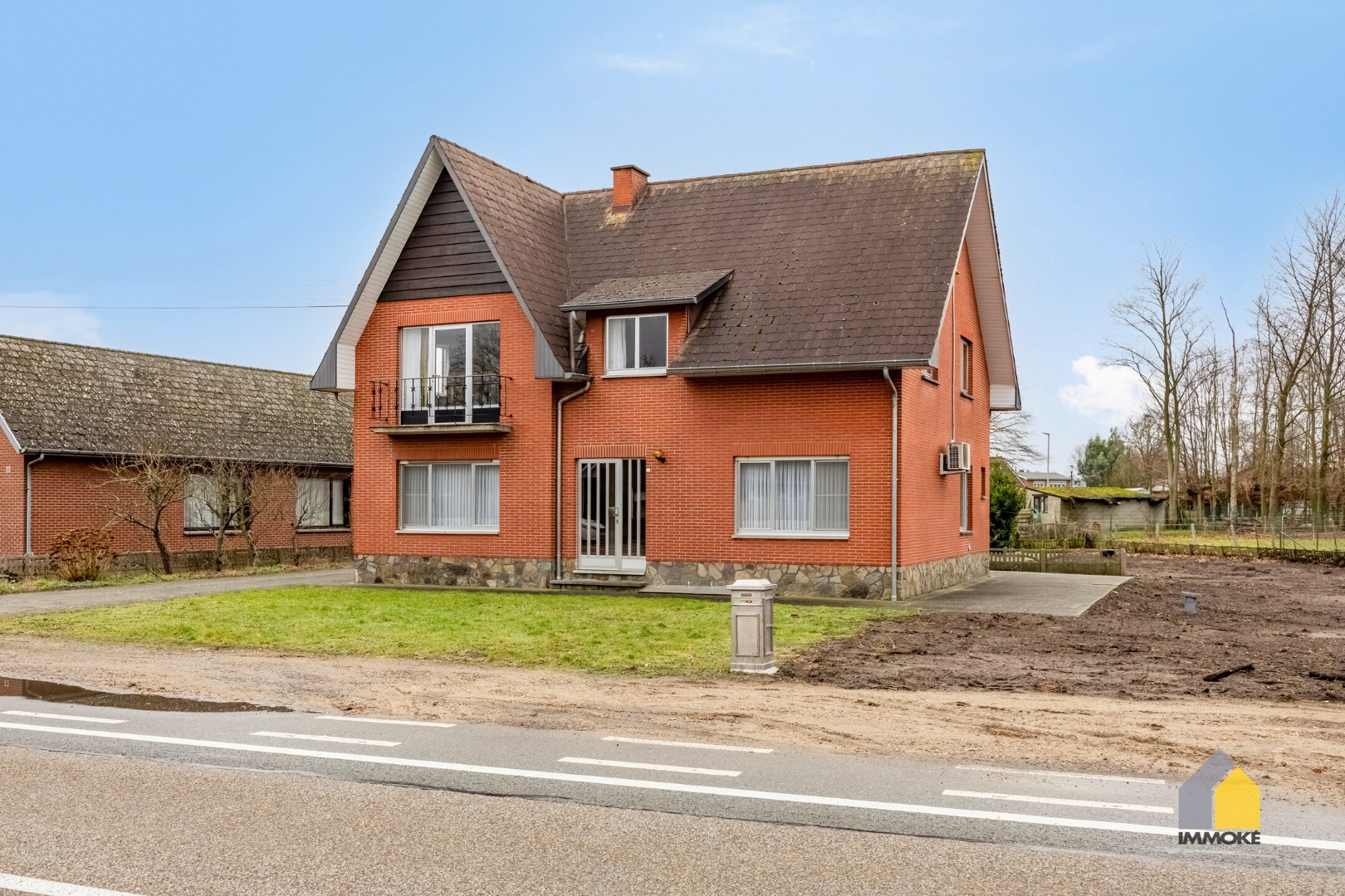 Neeroeteren: Op te frissen, vrijstaande woning op 8 a 26 ca met 5 slpks. 