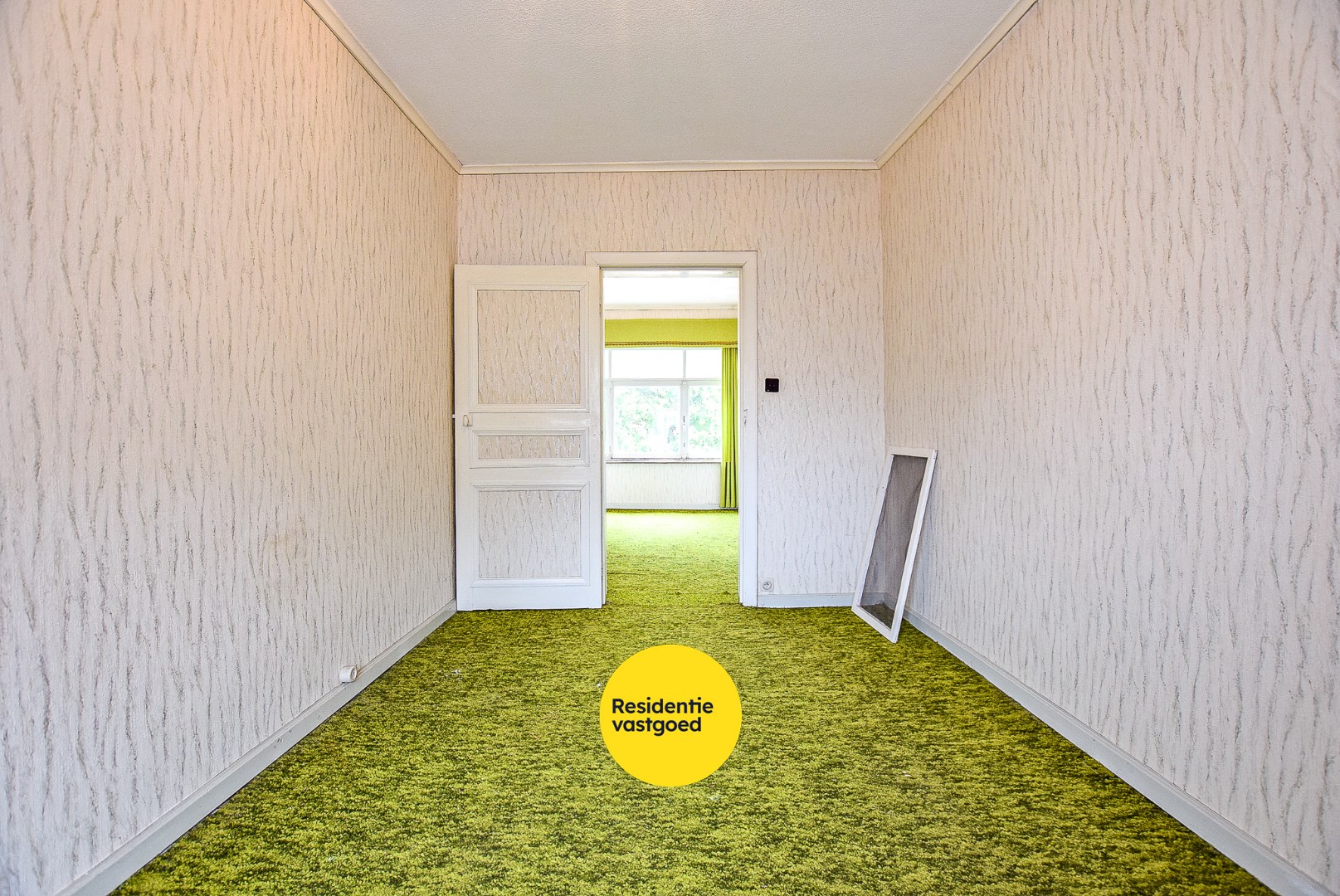 Zeer ruime te renoveren woning met statige gevel op 445 m² met zuid-west georiënteerde tuin. 